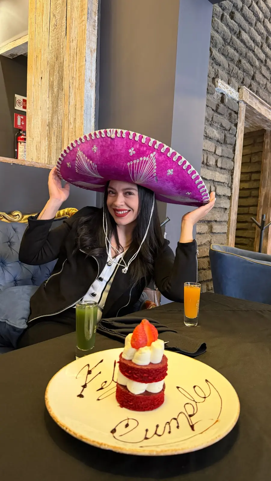 Cumpleañera con sombrero de charro y postre con felicitación